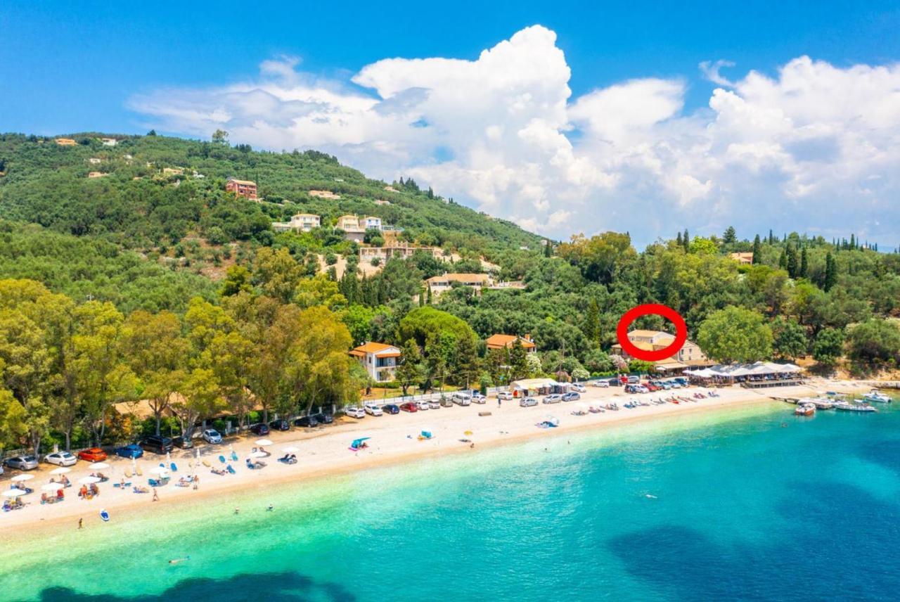 Nikolakis Kerasia, On The