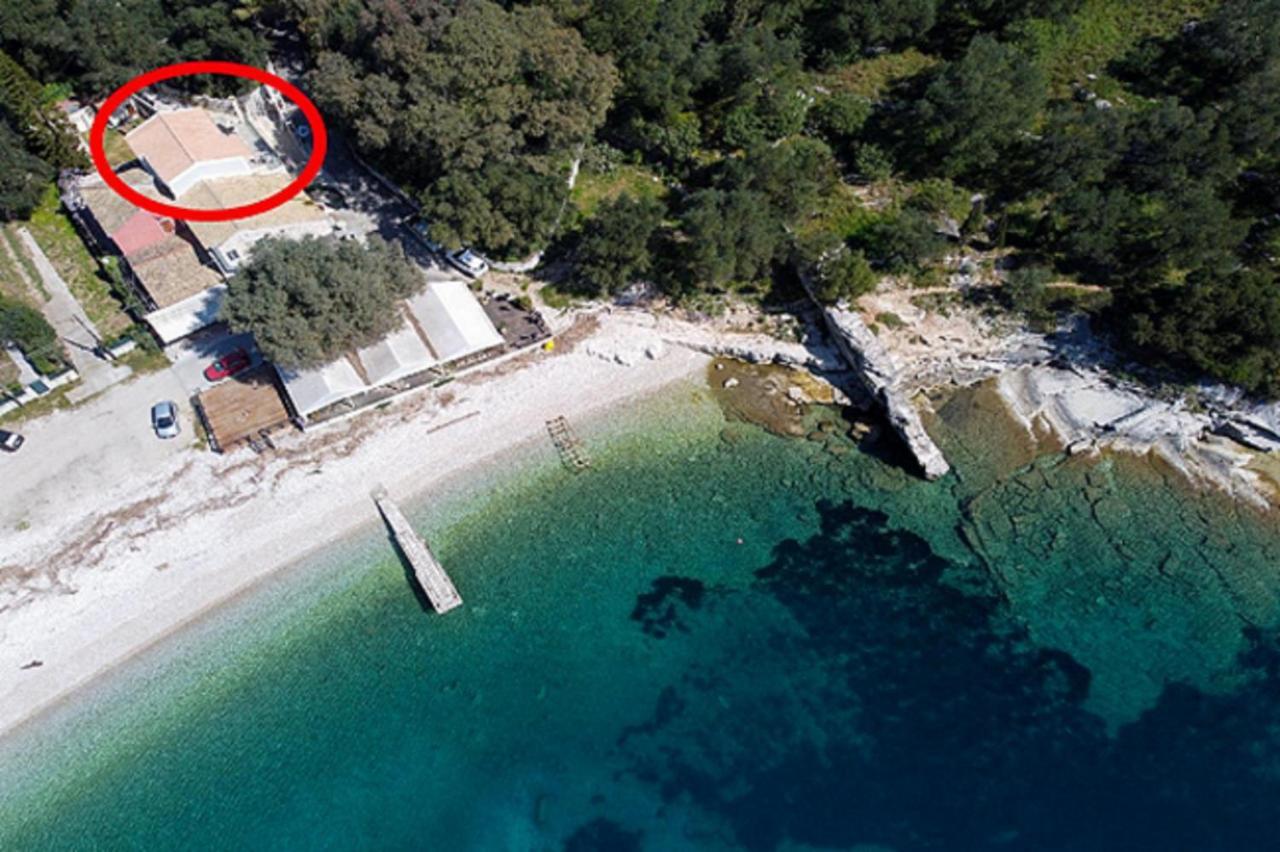 Villa Nikolakis Kerasia, On The