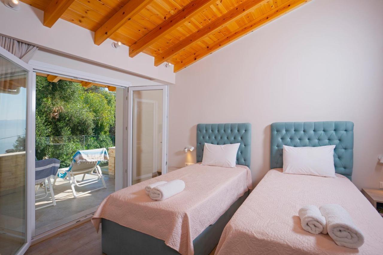 Villa Nikolakis Kerasia, On The *