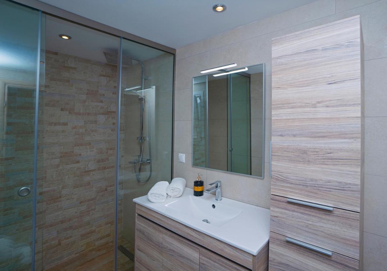 Villa Nikolakis Kerasia, On The